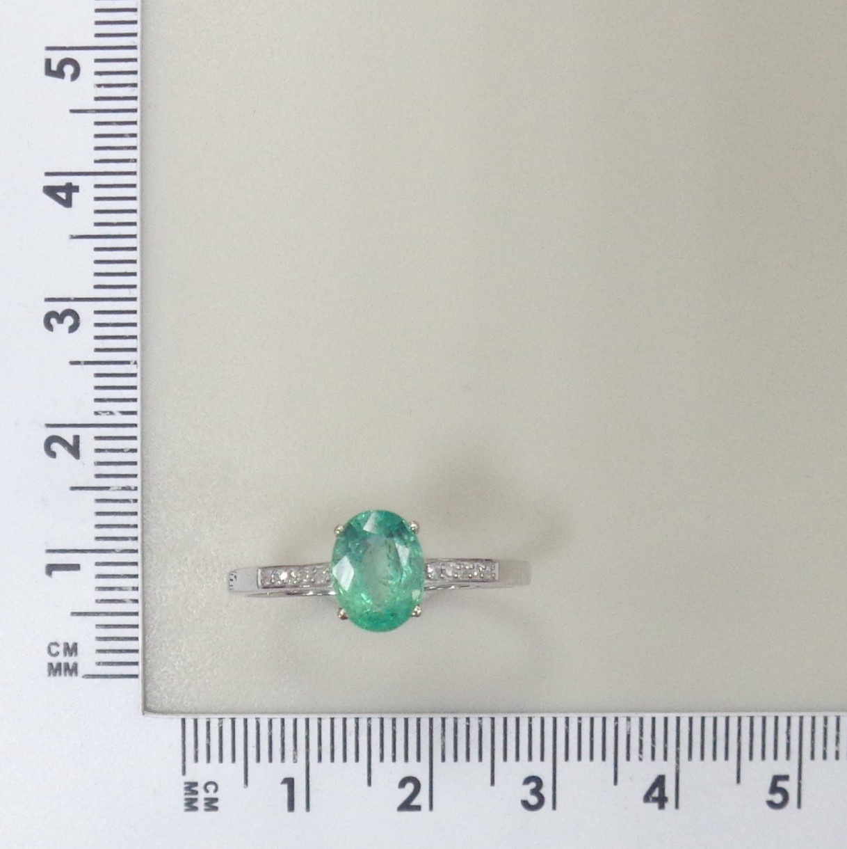 Кольцо из белого золота с изумрудом